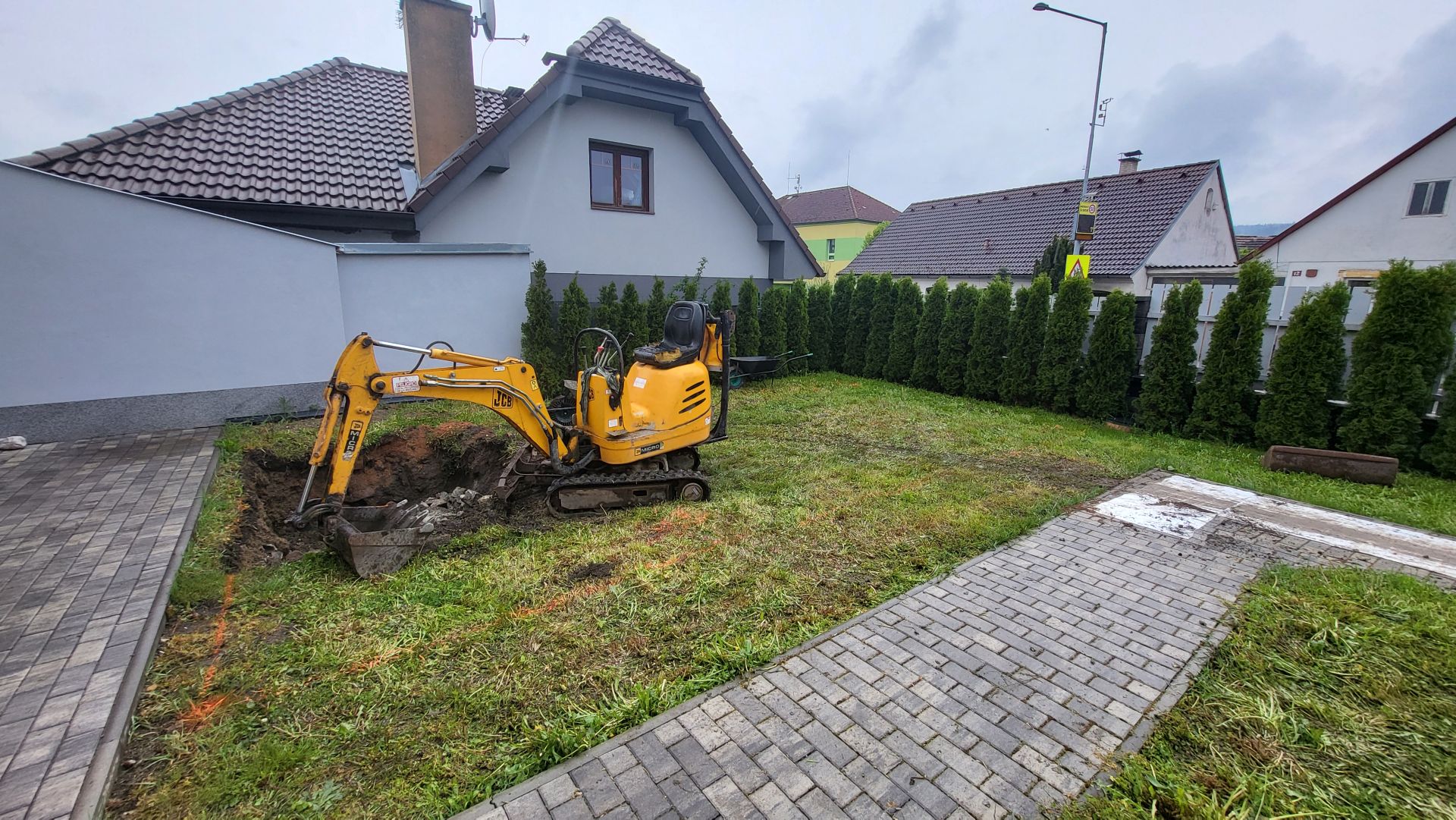 Začátek výkopu minibagrem